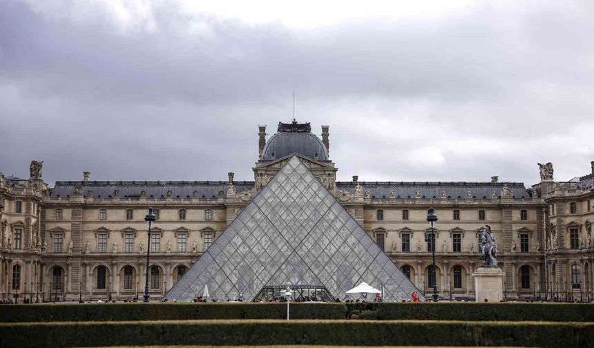 Louvre Müzesi'nde su sızıntısı: Yaklaşık 400 nadir kitap hasar gördü