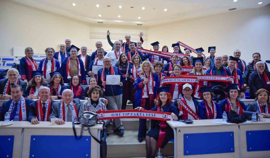 OMÜ Tıp Fakültesi'nin 1990 mezunları 35 yıl sonra aynı amfide buluştu