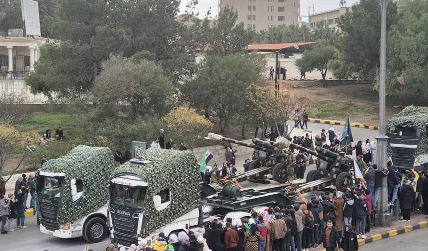 Suriye'de Esad'ın devrilmesinin yıl dönümünde yeni ordudan askeri geçit töreni
