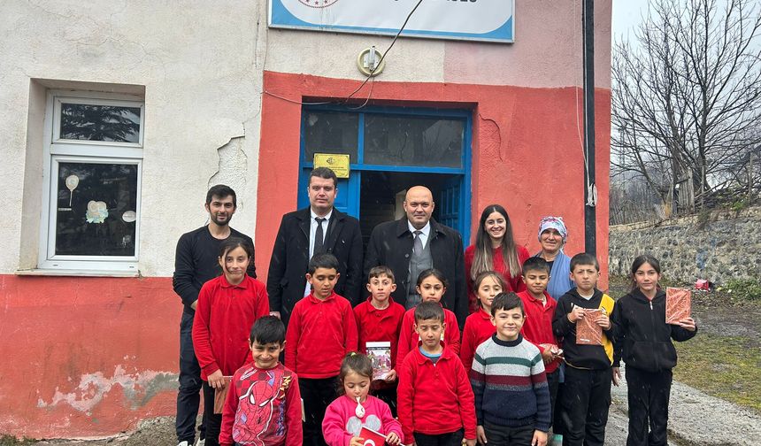 Artvin Ardanuç ilçesindeki Güleş İlkokulu’nda Tutum, Yatırım ve Türk Malları Haftası etkinliği düzenlendi