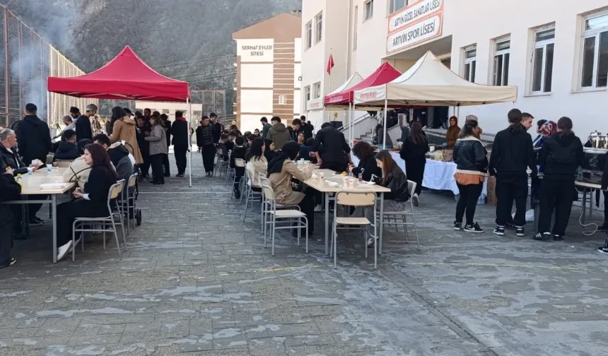 Artvin’de Gazze İçin Tek Yürek: Öğrenciler Kermeste Dayanışma Örneği Sergiledi