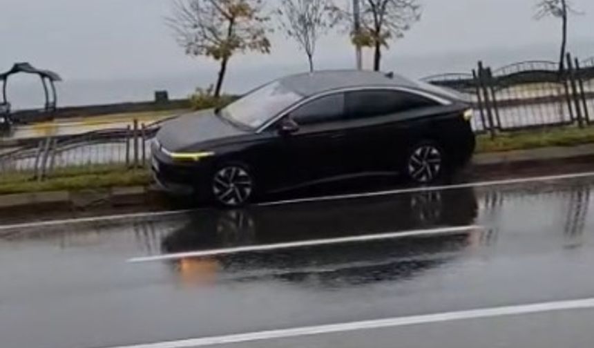 Trabzon Araklı’da Yağış Kazaya Neden Oldu: Otomobil Bariyerlere Çarptı