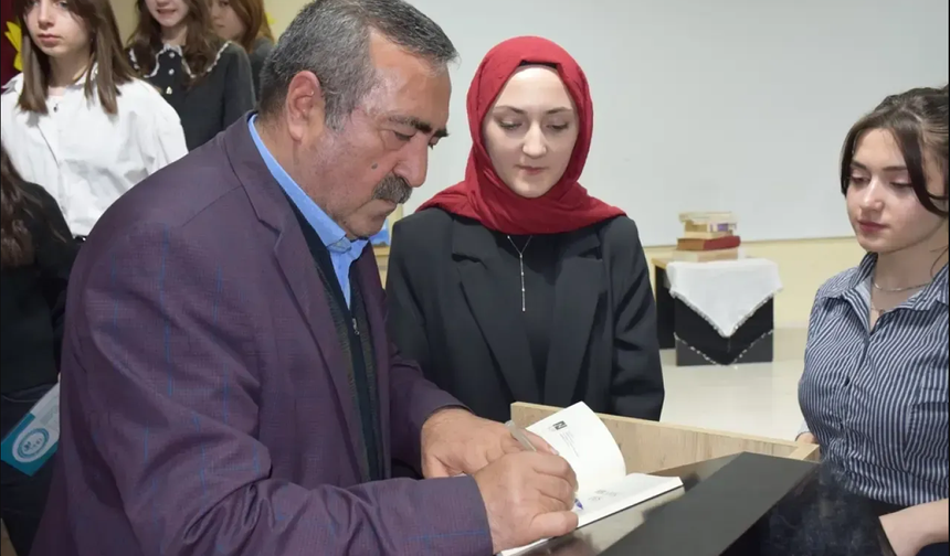 Şair Milletin Çocukları sahnede Şiirin izinde bir akşam usta şair ve yazar Talat Ülker öğrencilerle bir araya geldi