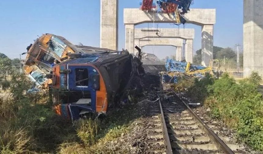 Tayland’da Korkunç Tren Kazası: Dev Vinç Vagonun Üzerine Düştü