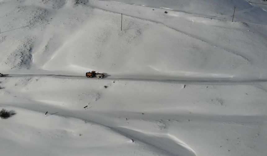 Gümüşhane'de kapanan köy yollarında kar mesaisi aralıksız sürüyor