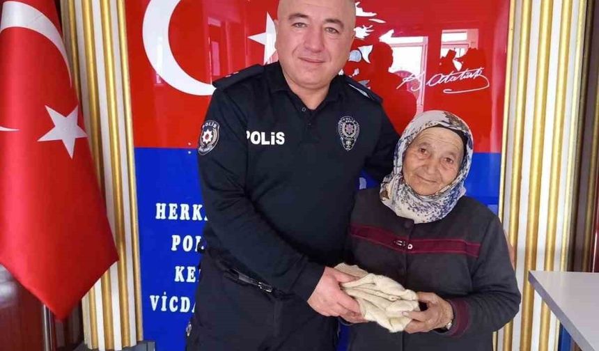 Tomarzalı yaşlı kadın, ördüğü çoraplarla yürekleri ısıttı