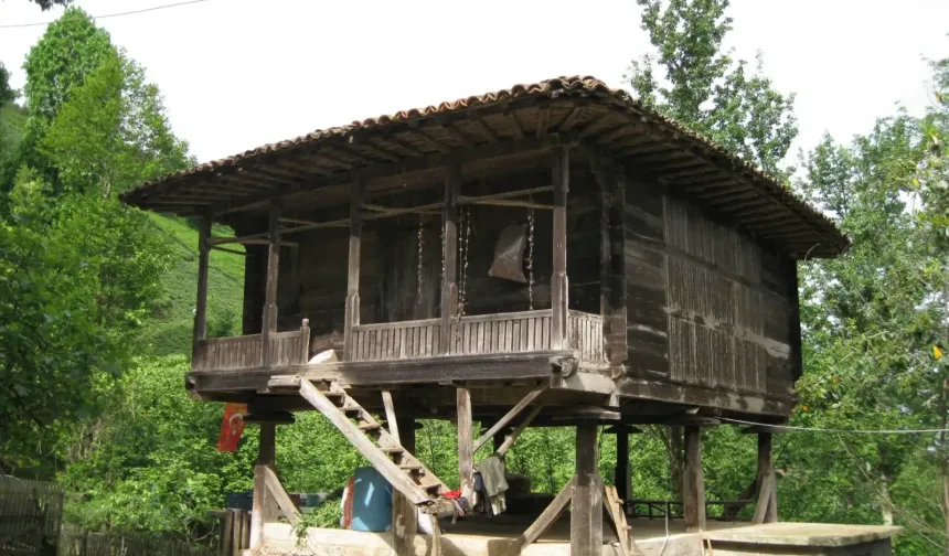 Gümüşhane’nin Yücebelen Köyünde Zamana Direnen Yapılar Yok Oluyor