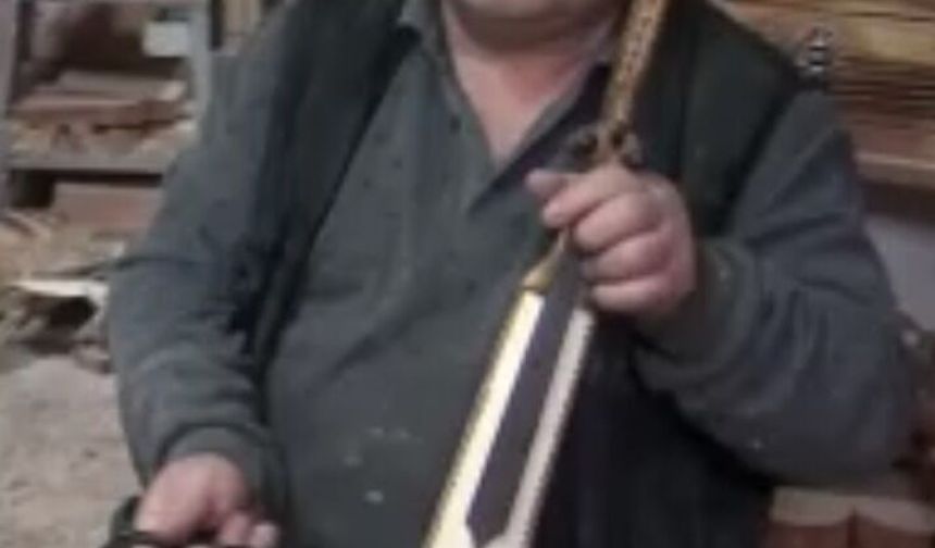 Yaptığı sıra dışı ve dekoratif kemençeler ile ilgi çekiyor