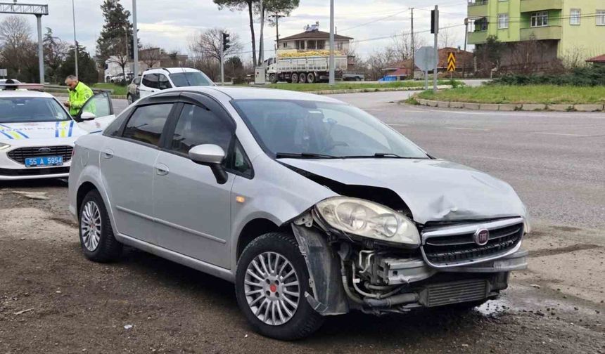 Trafik kazası: 2 araçta maddi hasar oluştu