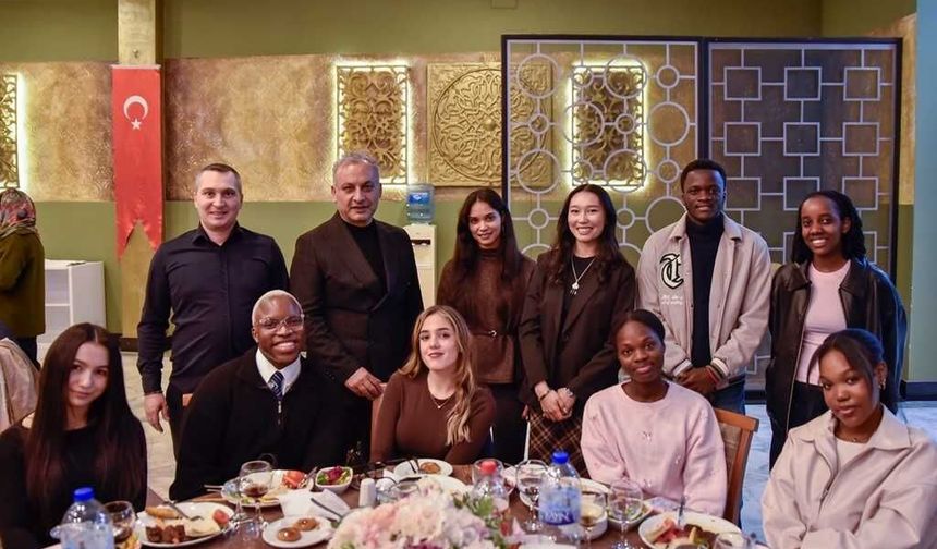 Farklı ülkelerden OMÜ'ye gelen öğrenciler iftar sofrasında buluştu