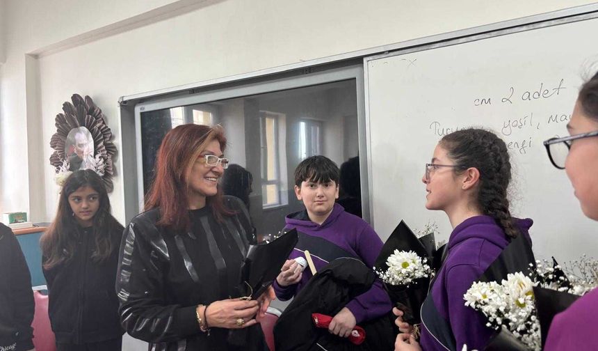 Ortaokul öğrencilerinden öğretmenlerine çiçek sürprizi