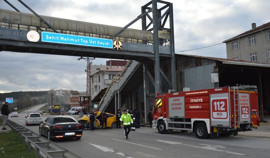 Üst geçide çarpan otomobilin sürücüsü ağır yaralandı