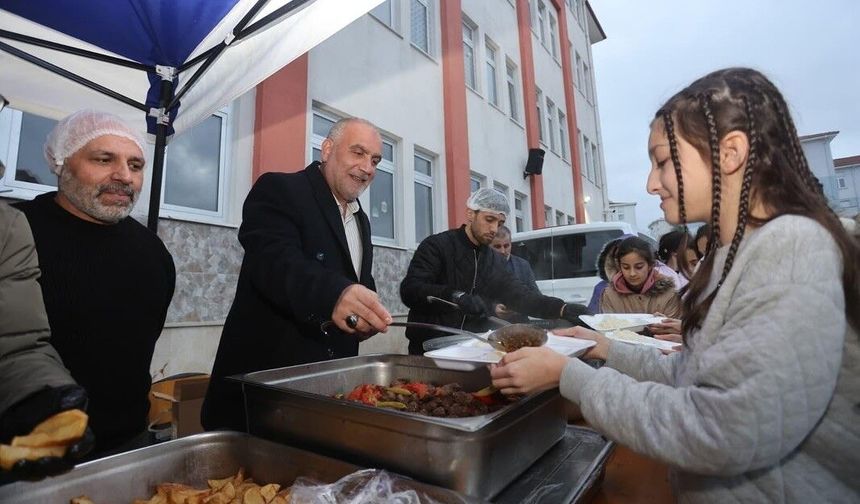 Başkan Sandıkçı, öğrencilerin iftar sevincine ortak oldu