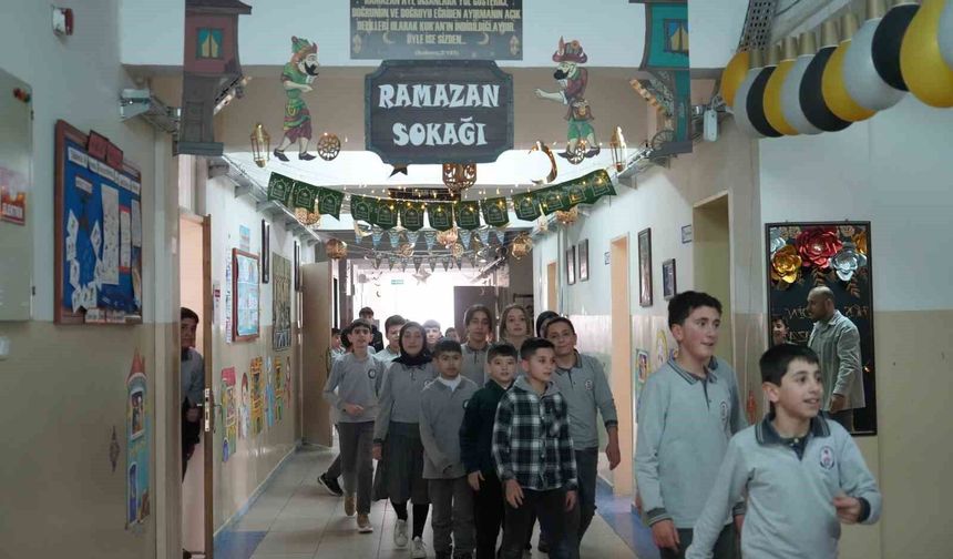 Bayburt'ta öğrenciler Ramazan ruhunu okula taşıdı: Koridorda 'Ramazan Sokağı' oluşturuldu
