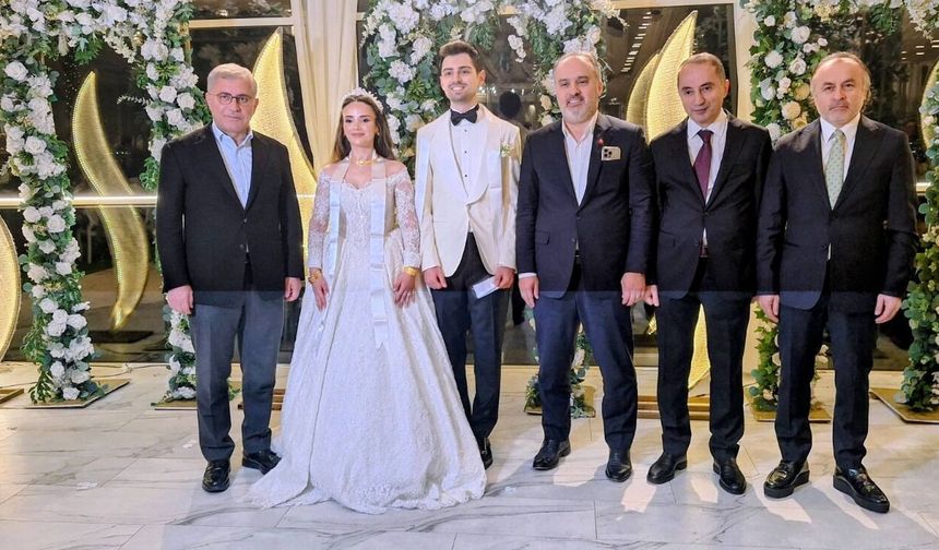 İstanbul’da Görkemli Düğün! Bayraktar ve Kaplan Aileleri Bu Mutlulukta Buluştu