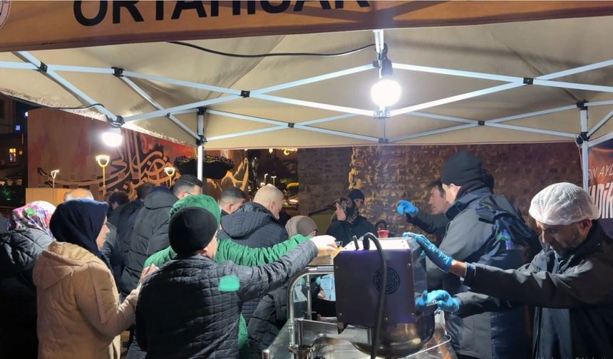 Ortahisar’da Kadir Gecesi Bereketi! Camilerde İkram, Kadınlara Anlamlı Hediye