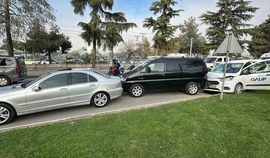 4 araçlı zincirleme kaza: 3 yaralı