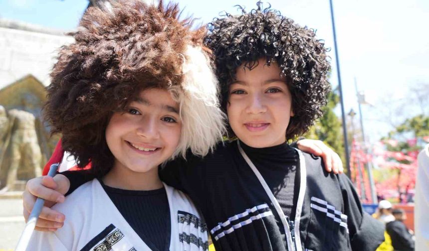 Türk dünyasının çocukları Samsun'u renklendirdi