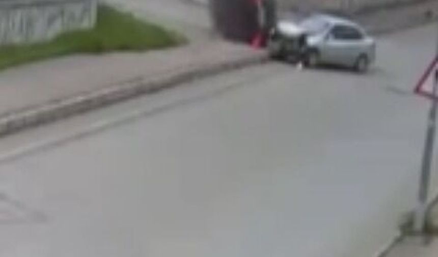 İki otomobilin çarpıştığı kaza güvenlik kamerasında