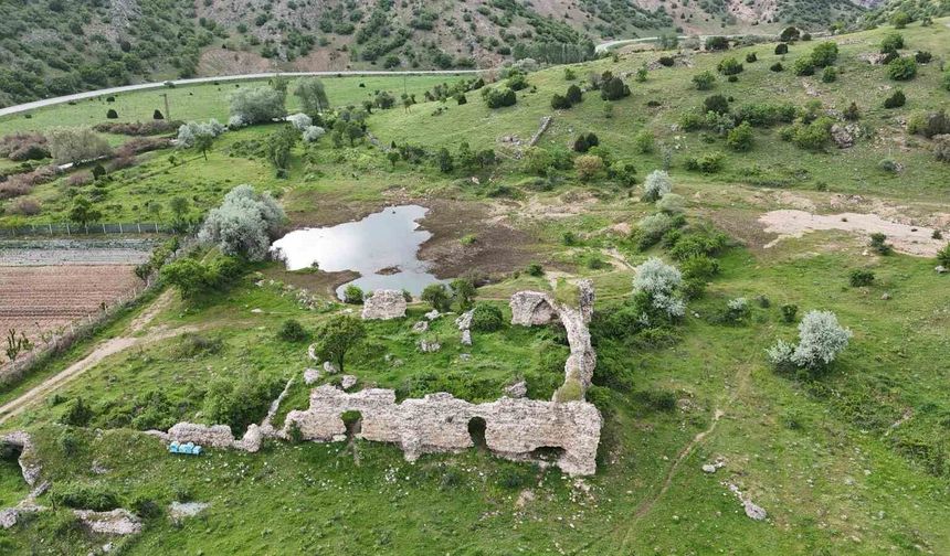 8 asırlık kervansaray zamana direniyor