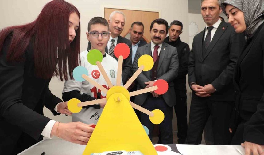 Bayburt'ta özel öğrenciler projelerini fuarda tanıttı