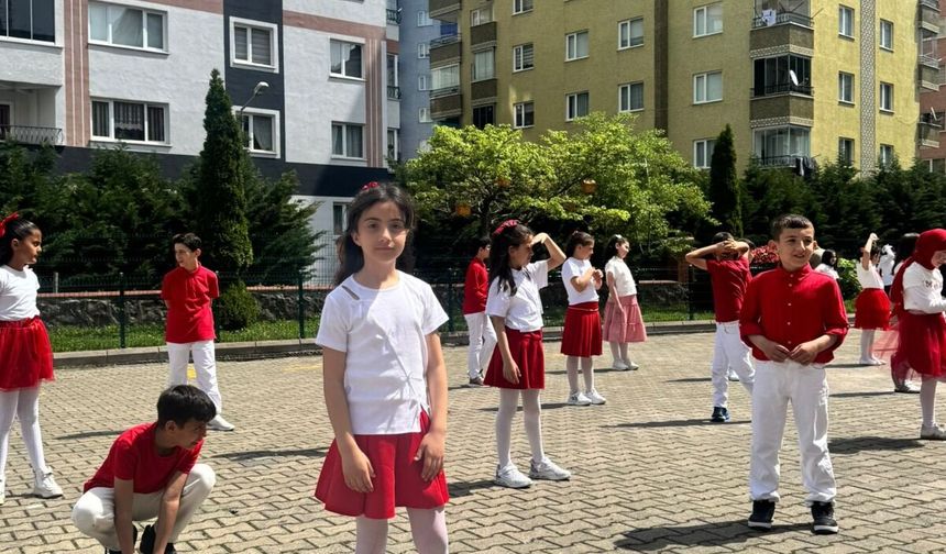 Boztepe’de Hasan Tahsin Kırali İlkokulu Öğrencilerinden 23 Nisan Coşkusu