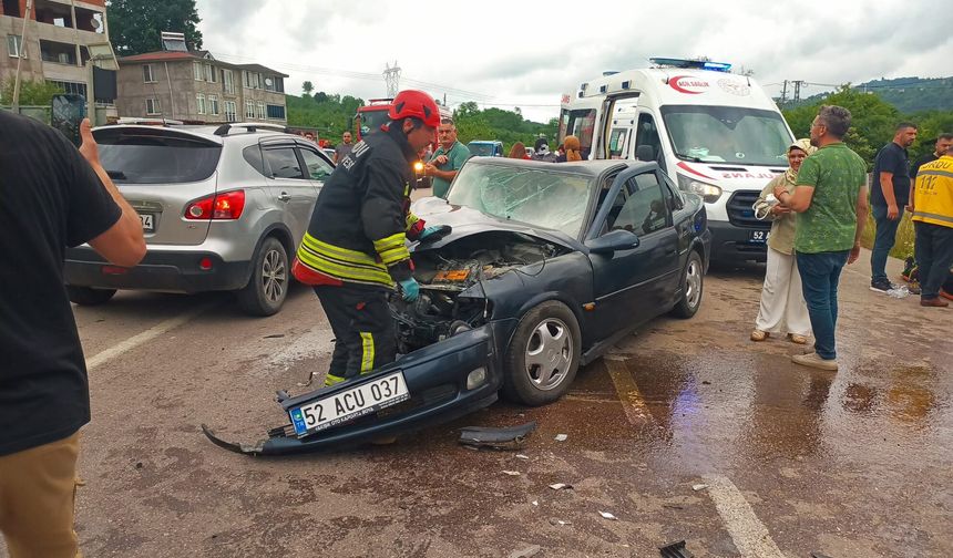 Ordu'da iki otomobilin çarpıştığı kazada 5 kişi yaralandı