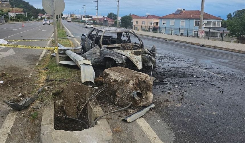 Samsun'da aydınlatma direğine çarpan otomobildeki 1 kişi öldü, 1 kişi yaralandı