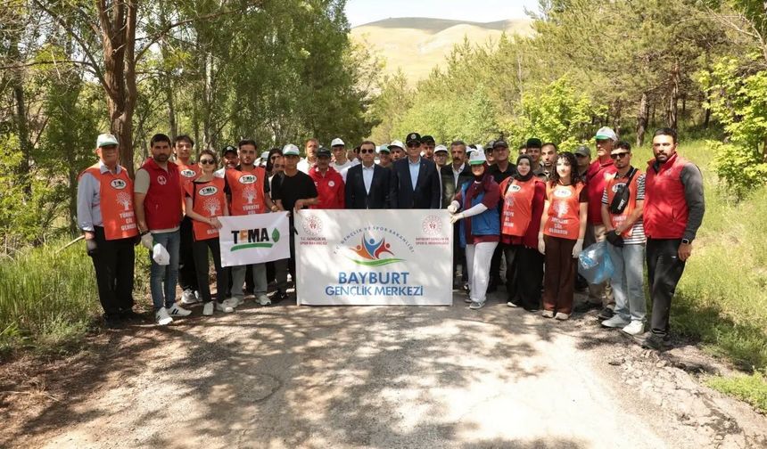 Bayburt'ta 'Orman Benim' etkinliğiyle çevre temizliği yapıldı