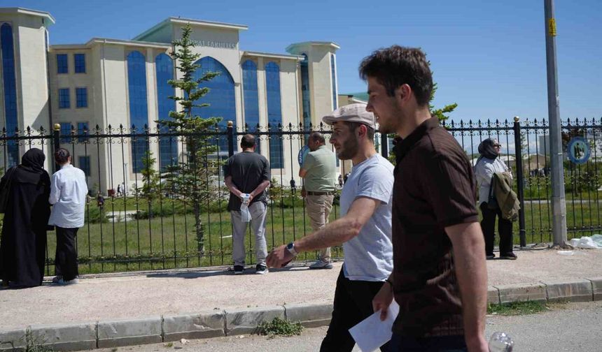Bayburt'ta yanlış sınav merkezine gelen öğrencinin yardımına kadın polisler yetişti