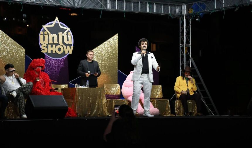 Maçka'da Ünlü Show Rüzgarı! Şehir Tiyatrosu Gösterisi Büyük Beğeni Topladı