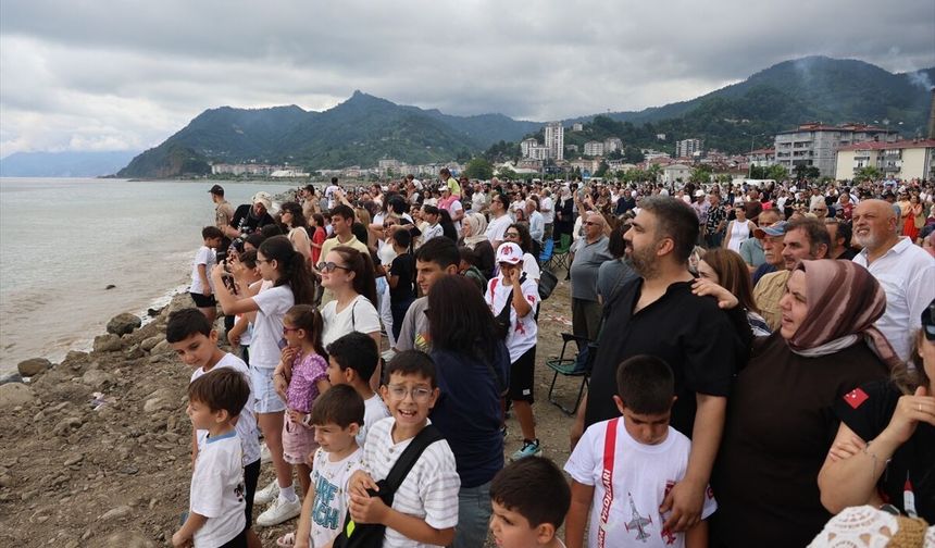 Türk Yıldızları Artvin semalarında gösteri uçuşu yaptı