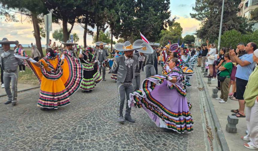 '36. Uluslararası Samsun Halk Oyunları Festivali' renkli görüntülerle başladı