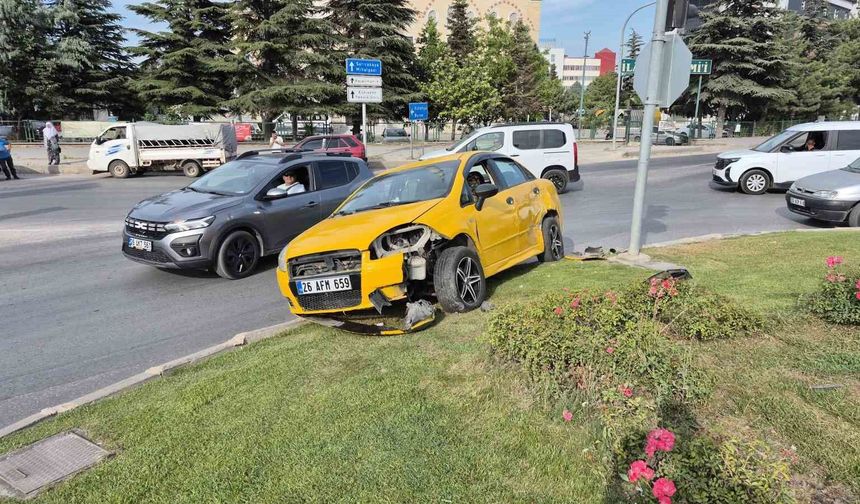 Araç ile çarpışan otomobil kavşaktaki refüje çıktı