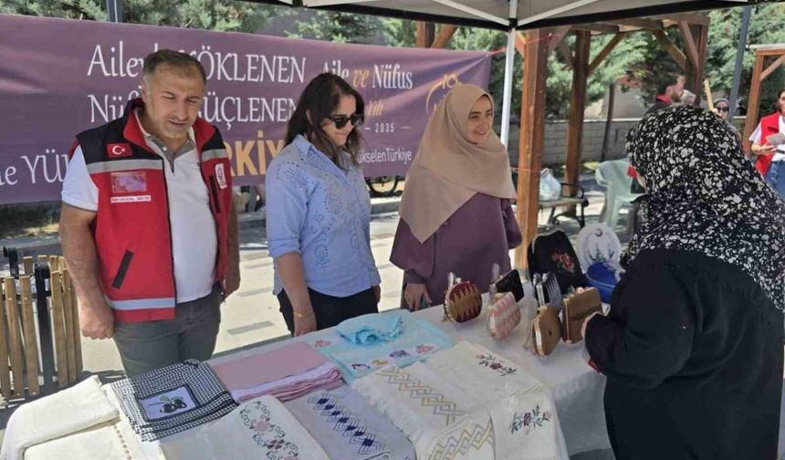 Bayburt'ta şehit ve gazi ailelerinin el emeği ürünleri sergilendi