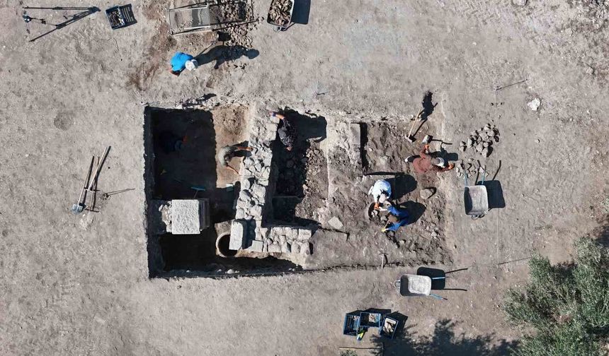 Bin 500 yıllık dibek ve bin 300 yıllık depo küpleri bulundu