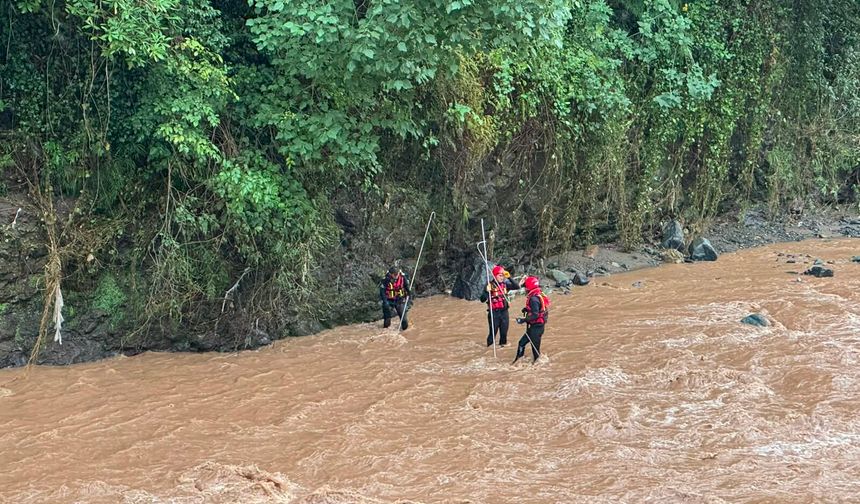 Giresun'da sel sularına kapıldığı değerlendirilen 2 kişi için arama çalışması devam ediyor