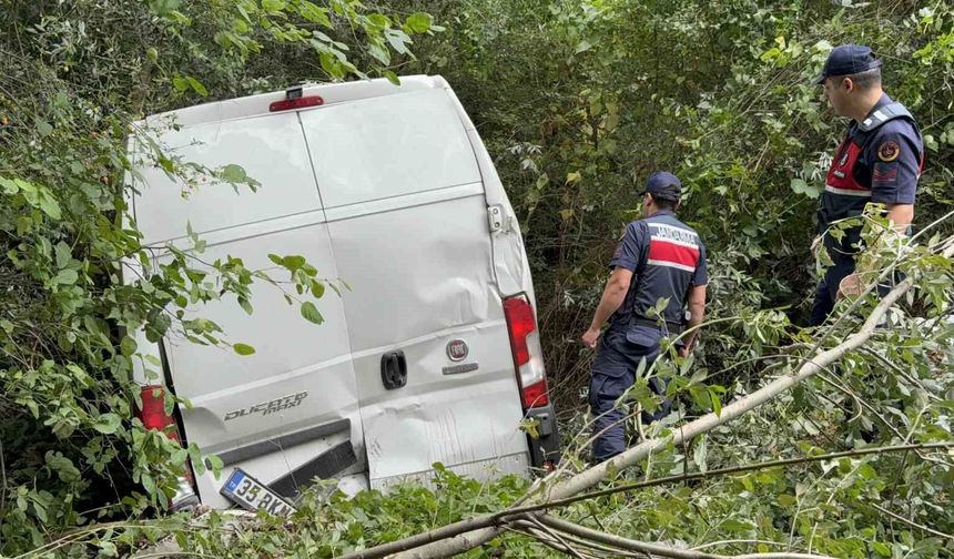 Minibüs şarampole yuvarlandı: 2 yaralı