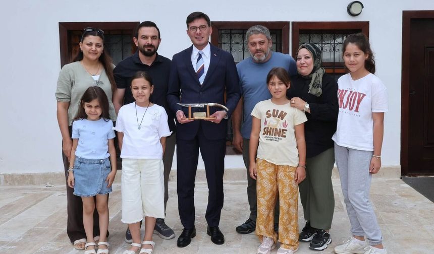 Sürmene’den Tokat’a anlamlı ziyaret: Başkan Yazıcıoğlu’na özel yapım bıçak