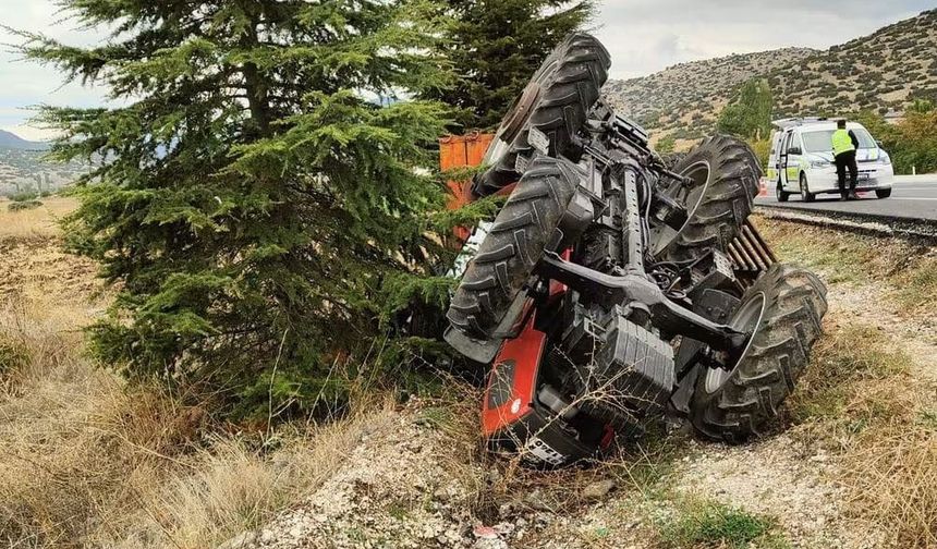 Burdur'da traktör devrildi, sürücüsü yaralandı