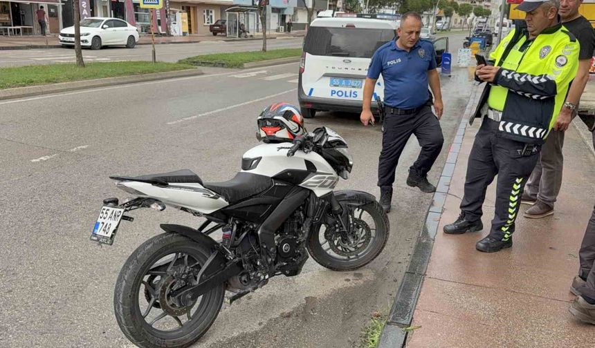 Otomobile çarpan motosiklet sürücüsü yaralandı