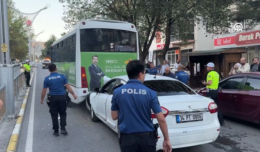 Erzincan’da otomobil belediye otobüsüne çarptı: Sürücü ağır yaralandı