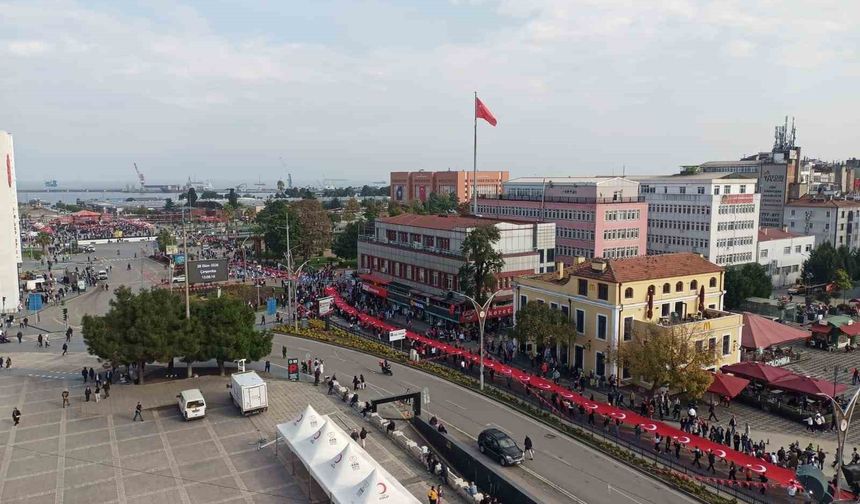 Samsun'da 1919 metrelik bayraklı 'Cumhuriyet Yürüyüşü'