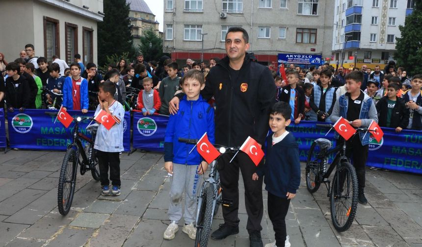 Of'ta Cumhuriyet Coşkusu! 238 Kişi Pedal Çevirdi