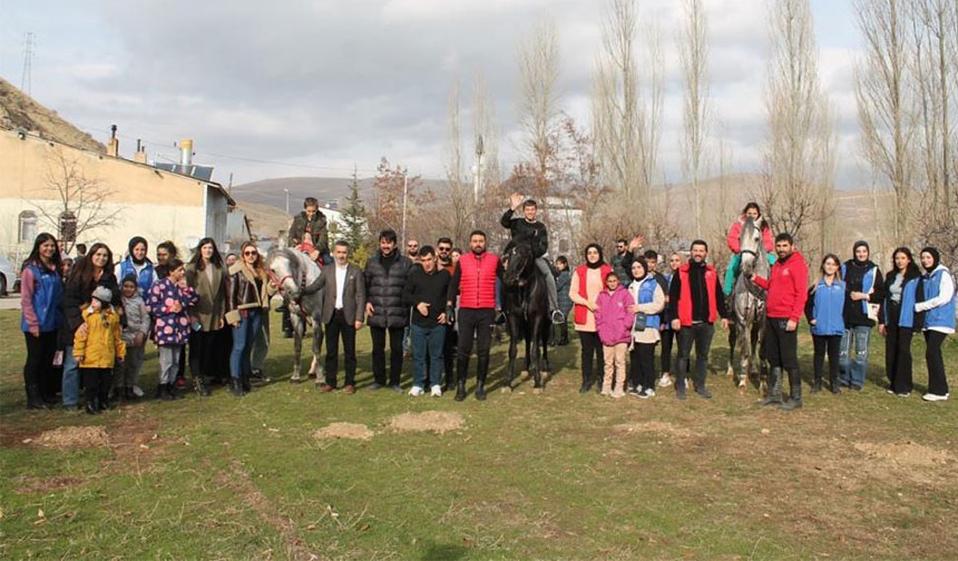 Bayburt'tan özel çocuklar ilk defa atlarla tanıştılar - Taka Gazete ...