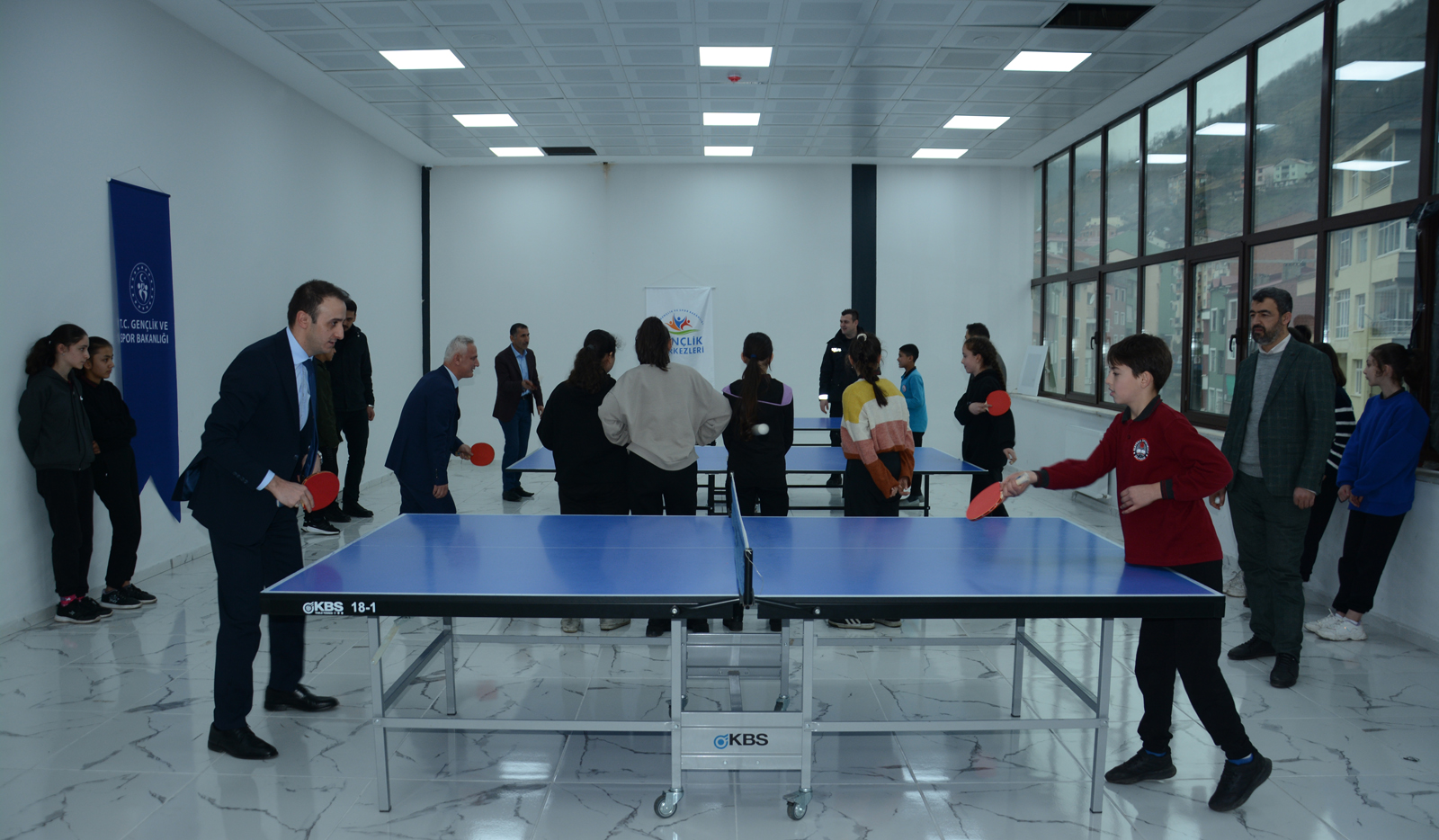 Kaymakam Semih Memiş Tören Sonrası Öğrencilerle Pinpon Oynadı