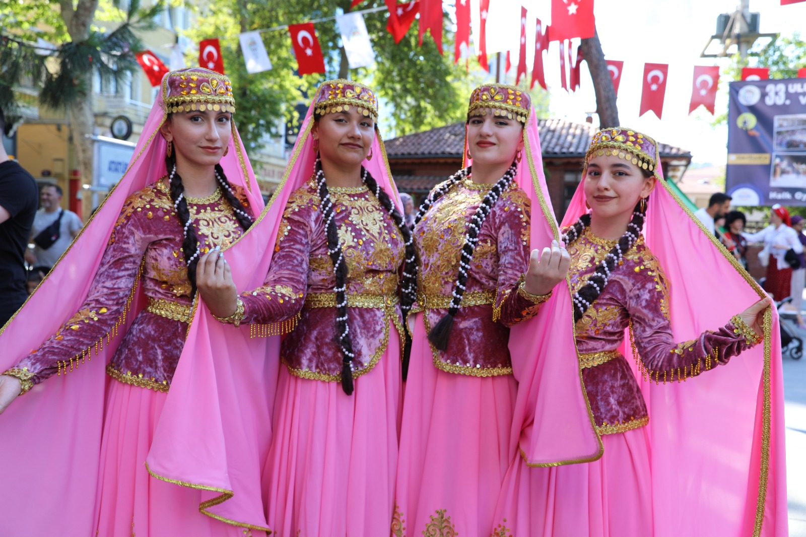 Gelenek Yeni̇den Canlandi (1)