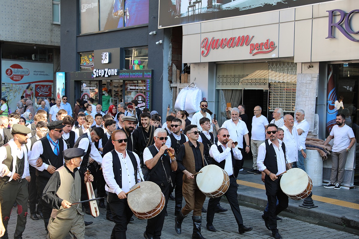 Gelenek Yeni̇den Canlandi (3)