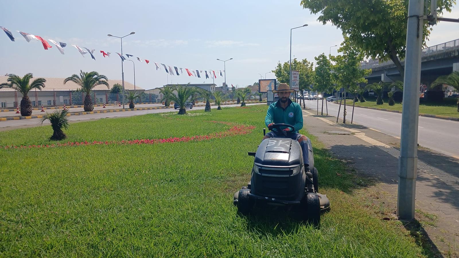 Şehrin Her Köşesine Estetik Müdahale
Büyükşehir Belediyesi ekipleri, yalnızca bitki dikimiyle sınırlı kalmıyor; aynı zamanda ferforje ve ahşap yapıları boyuyor, zeminleri onarıyor, sulama sistemlerini kontrol ediyor ve düzenli ilaçlama yapıyor.