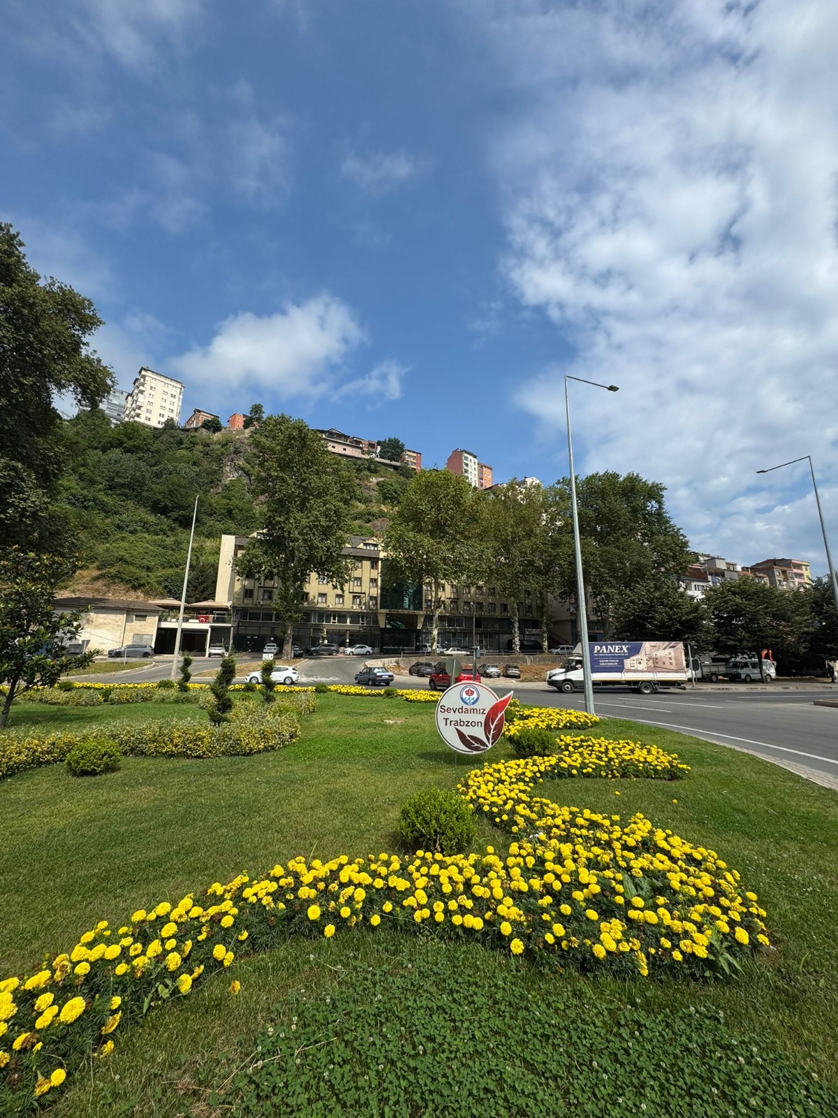Ekipler; çim biçmeden ahşap boyamaya, bitki dikiminden ilaçlamaya kadar birçok alanda aktif olarak görev yapıyor. Özellikle yaz aylarının gelmesiyle birlikte parklar, refüjler ve meydanlar rengarenk mevsim çiçekleriyle süsleniyor.